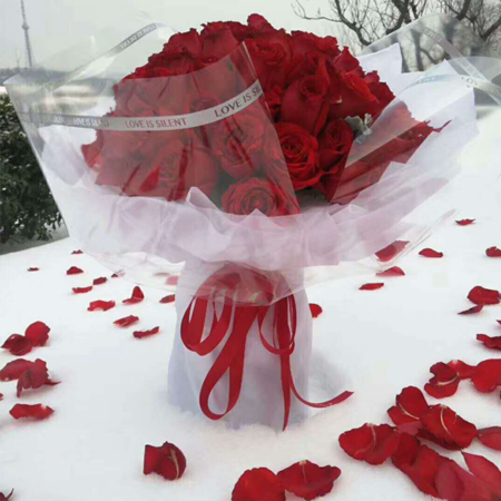 花名：冬日恋歌——99枝精品红玫瑰  材 料：99枝精品红玫瑰